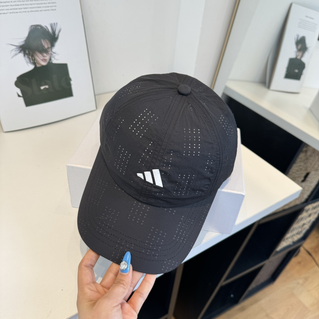 adidas（阿迪达斯）新款棒球帽，款式经典，时尚高级！💗大牌出街，潮人必备
