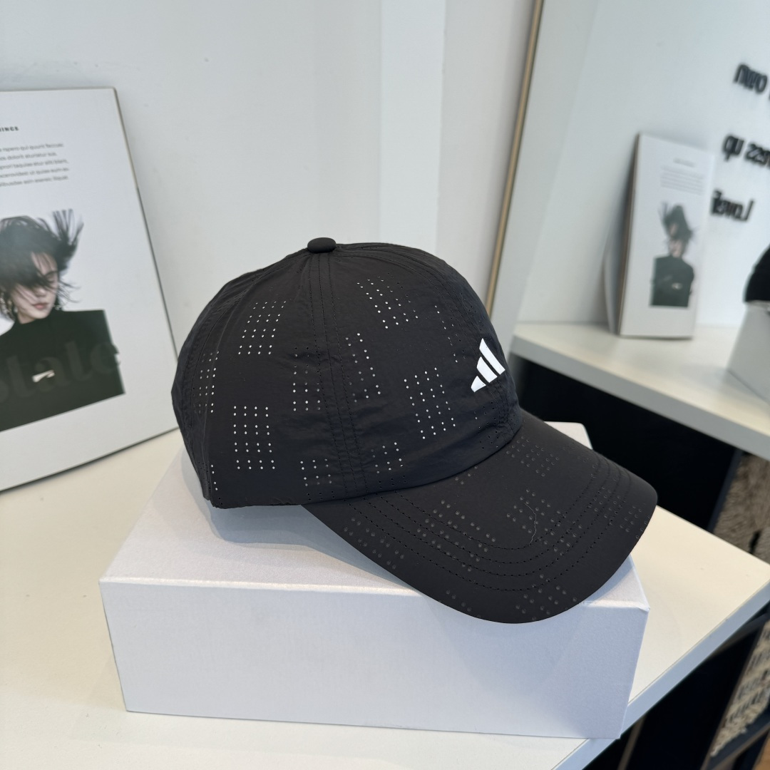 adidas（阿迪达斯）新款棒球帽，款式经典，时尚高级！💗大牌出街，潮人必备