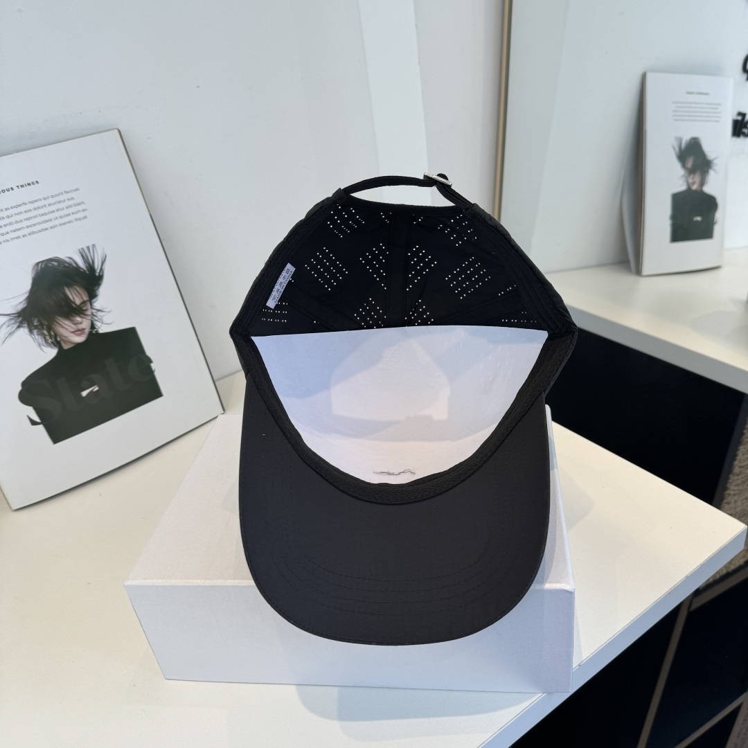 adidas（阿迪达斯）新款棒球帽，款式经典，时尚高级！💗大牌出街，潮人必备