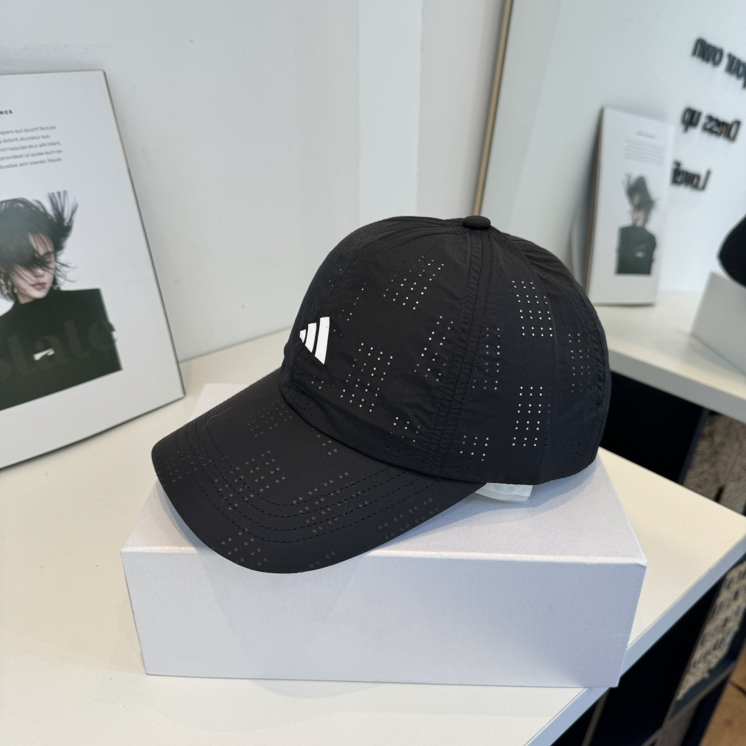 adidas（阿迪达斯）新款棒球帽，款式经典，时尚高级！💗大牌出街，潮人必备