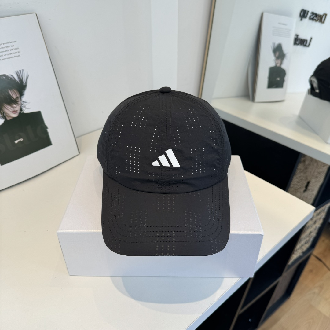 adidas（阿迪达斯）新款棒球帽，款式经典，时尚高级！💗大牌出街，潮人必备