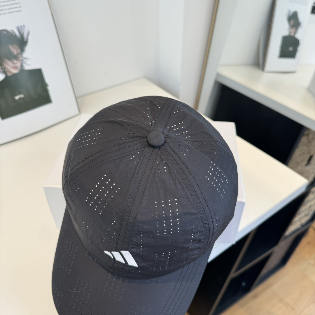 adidas（阿迪达斯）新款棒球帽，款式经典，时尚高级！💗大牌出街，潮人必备