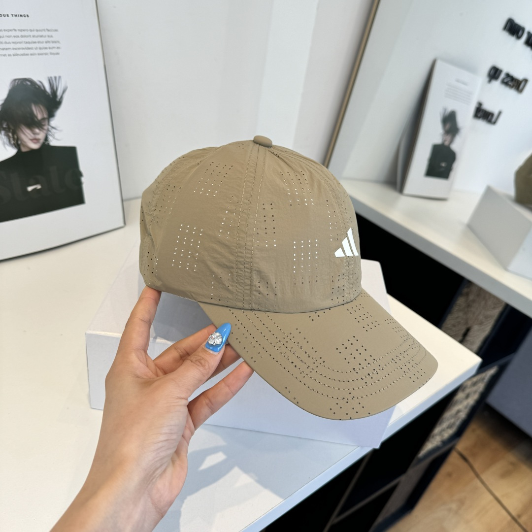adidas（阿迪达斯）新款棒球帽，款式经典，时尚高级！💗大牌出街，潮人必备