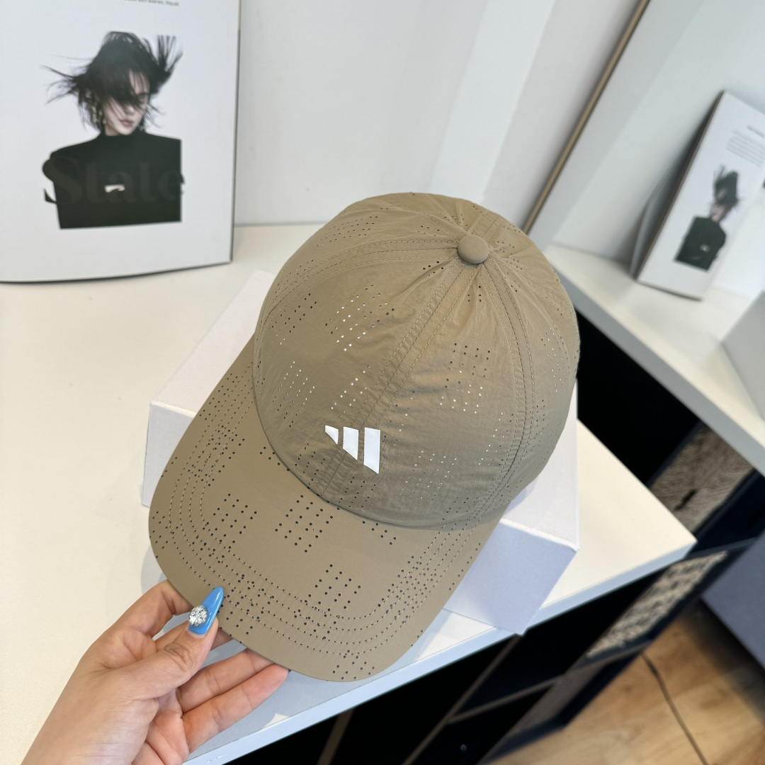 adidas（阿迪达斯）新款棒球帽，款式经典，时尚高级！💗大牌出街，潮人必备