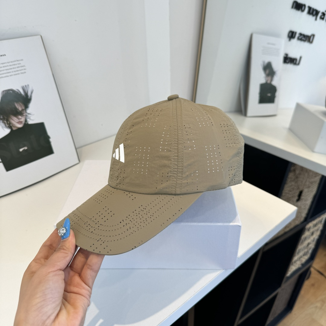 adidas（阿迪达斯）新款棒球帽，款式经典，时尚高级！💗大牌出街，潮人必备