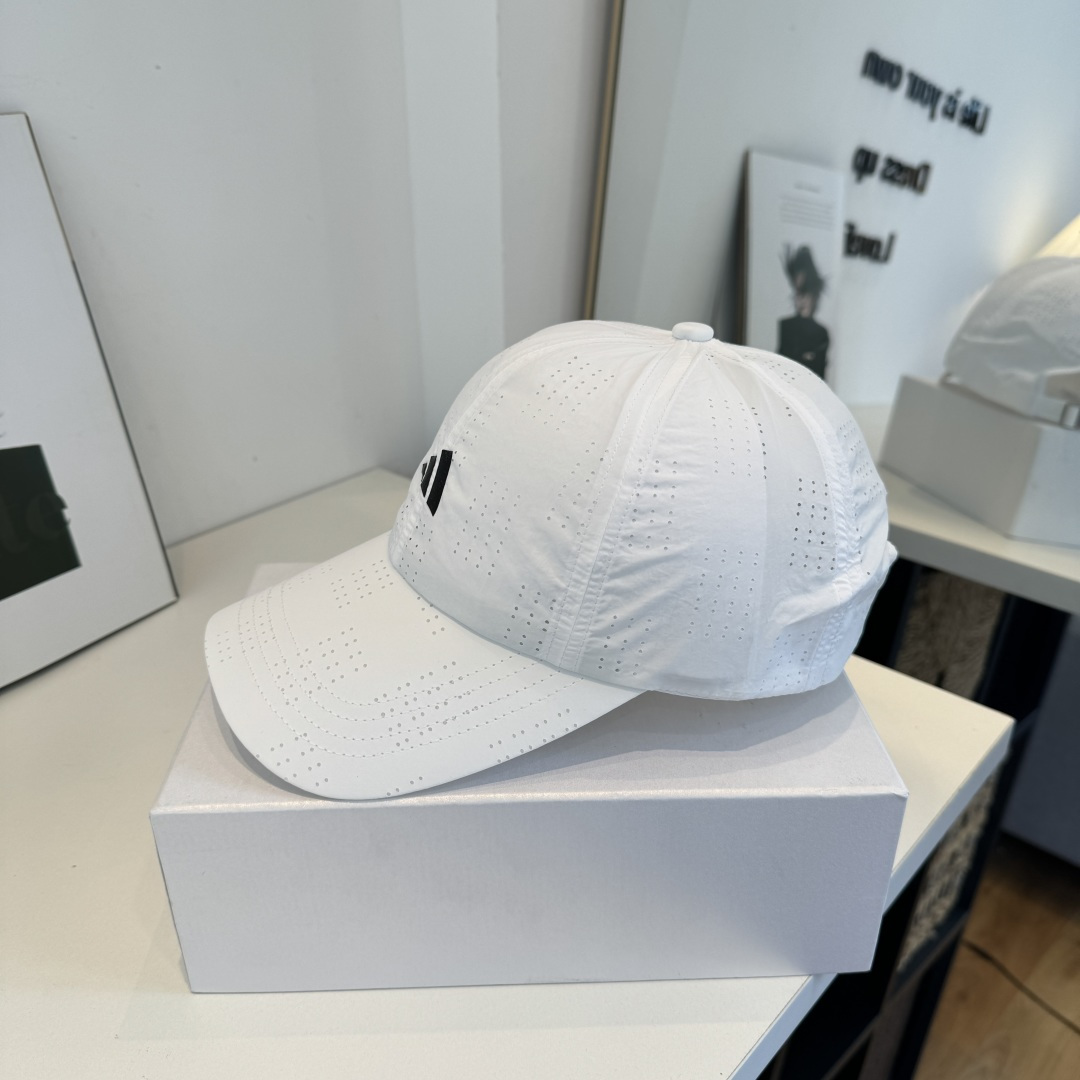 adidas（阿迪达斯）新款棒球帽，款式经典，时尚高级！💗大牌出街，潮人必备