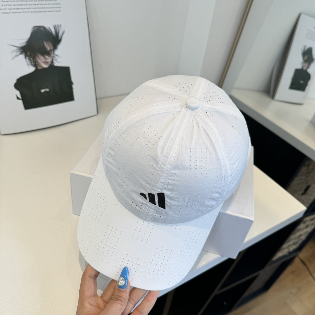 adidas（阿迪达斯）新款棒球帽，款式经典，时尚高级！💗大牌出街，潮人必备