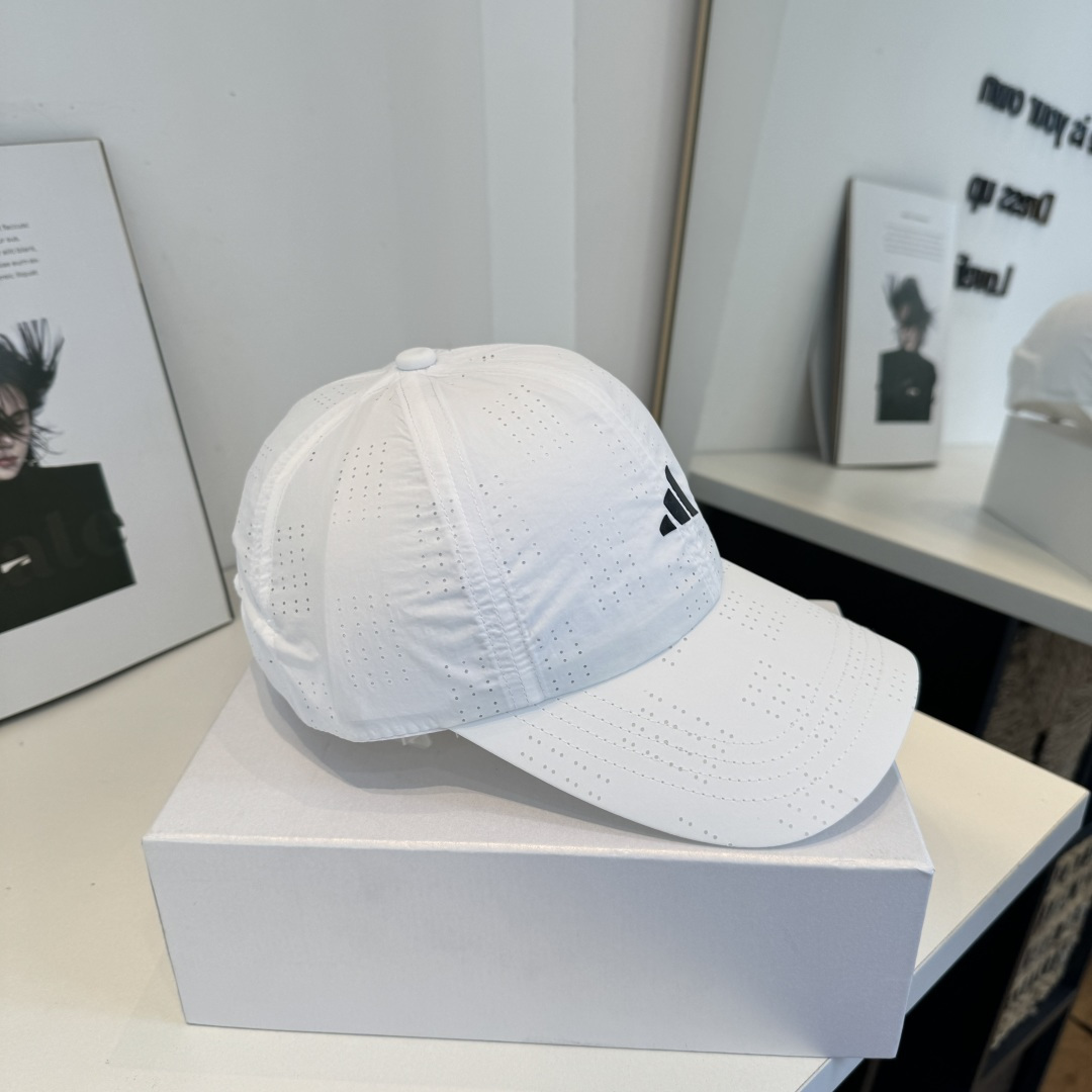 adidas（阿迪达斯）新款棒球帽，款式经典，时尚高级！💗大牌出街，潮人必备