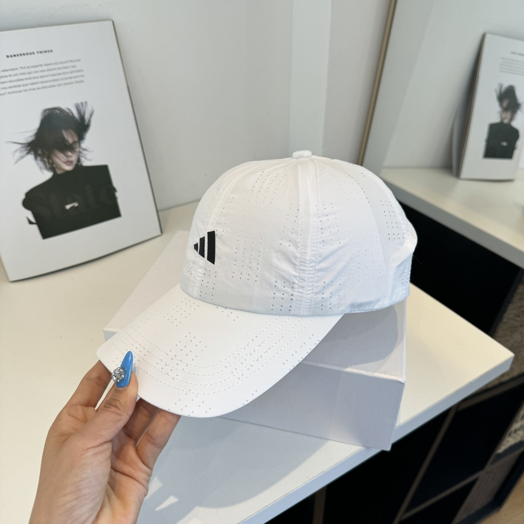 adidas（阿迪达斯）新款棒球帽，款式经典，时尚高级！💗大牌出街，潮人必备