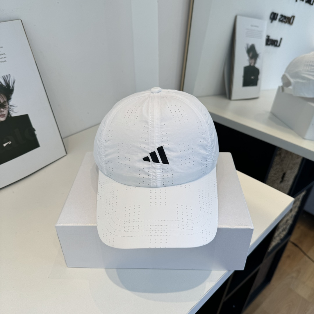 adidas（阿迪达斯）新款棒球帽，款式经典，时尚高级！💗大牌出街，潮人必备