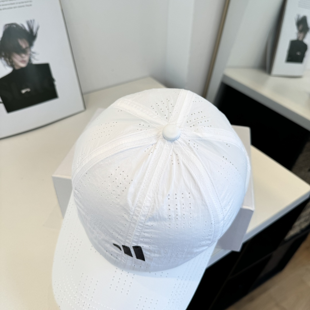 adidas（阿迪达斯）新款棒球帽，款式经典，时尚高级！💗大牌出街，潮人必备