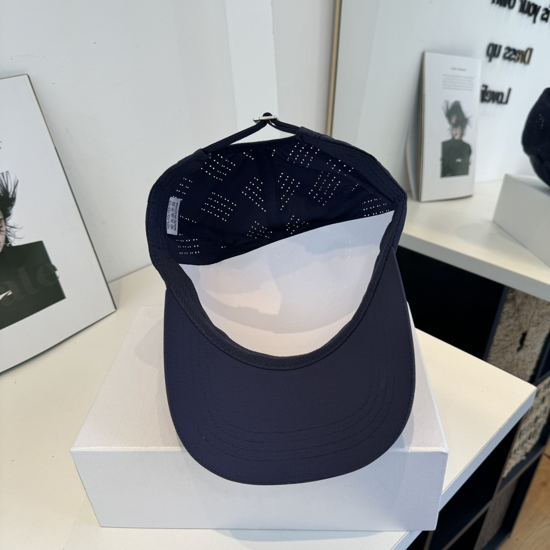 adidas（阿迪达斯）新款棒球帽，款式经典，时尚高级！💗大牌出街，潮人必备