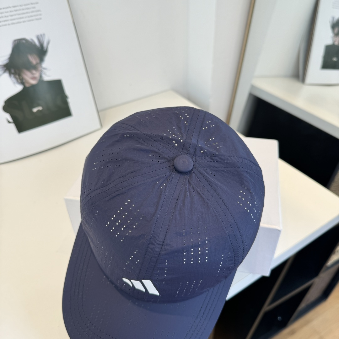 adidas（阿迪达斯）新款棒球帽，款式经典，时尚高级！💗大牌出街，潮人必备