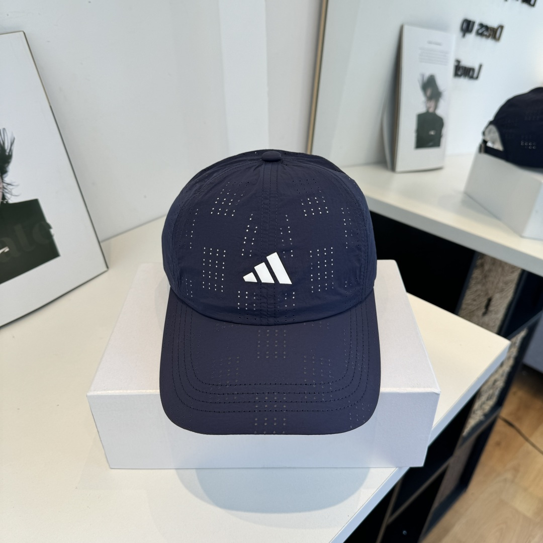 adidas（阿迪达斯）新款棒球帽，款式经典，时尚高级！💗大牌出街，潮人必备