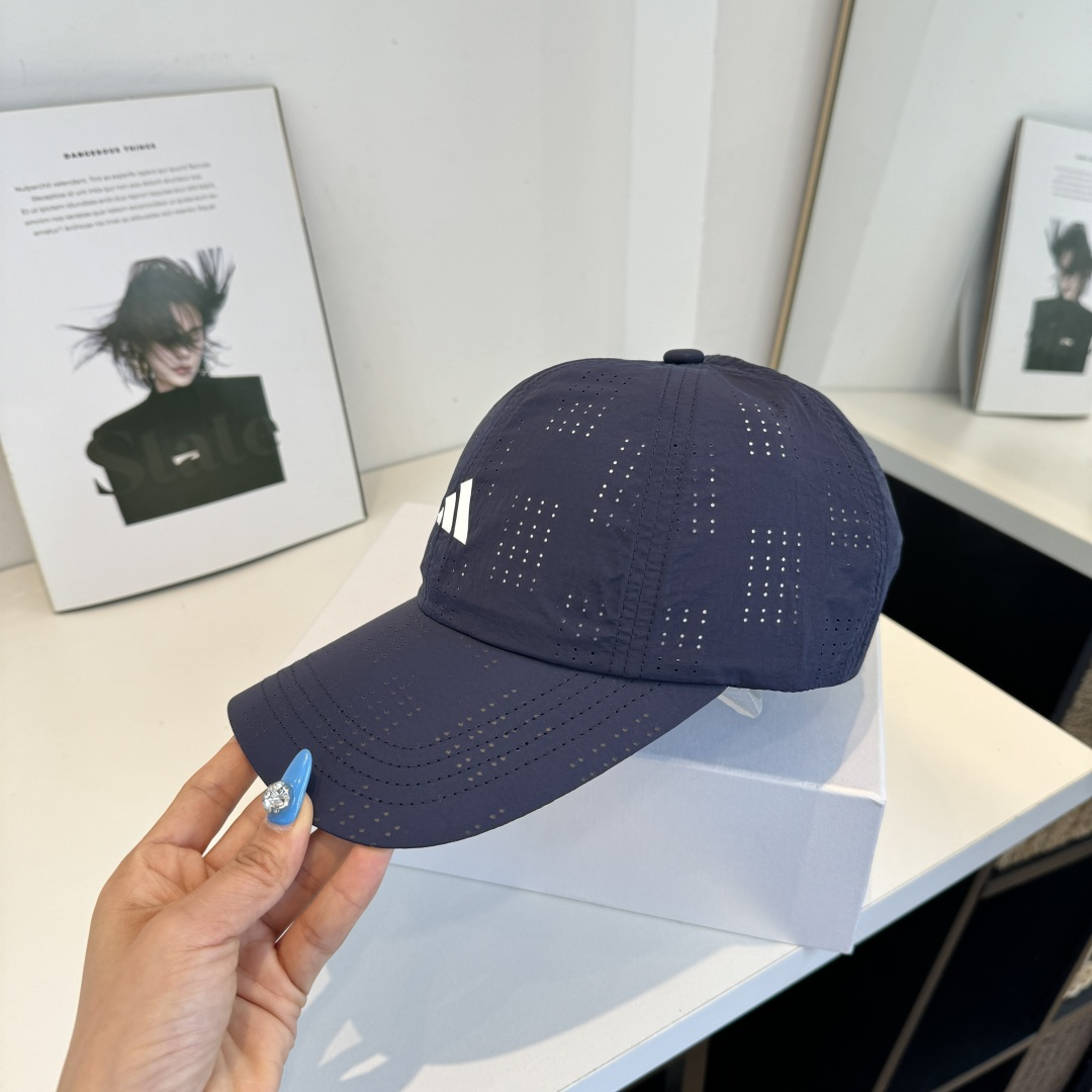 adidas（阿迪达斯）新款棒球帽，款式经典，时尚高级！💗大牌出街，潮人必备