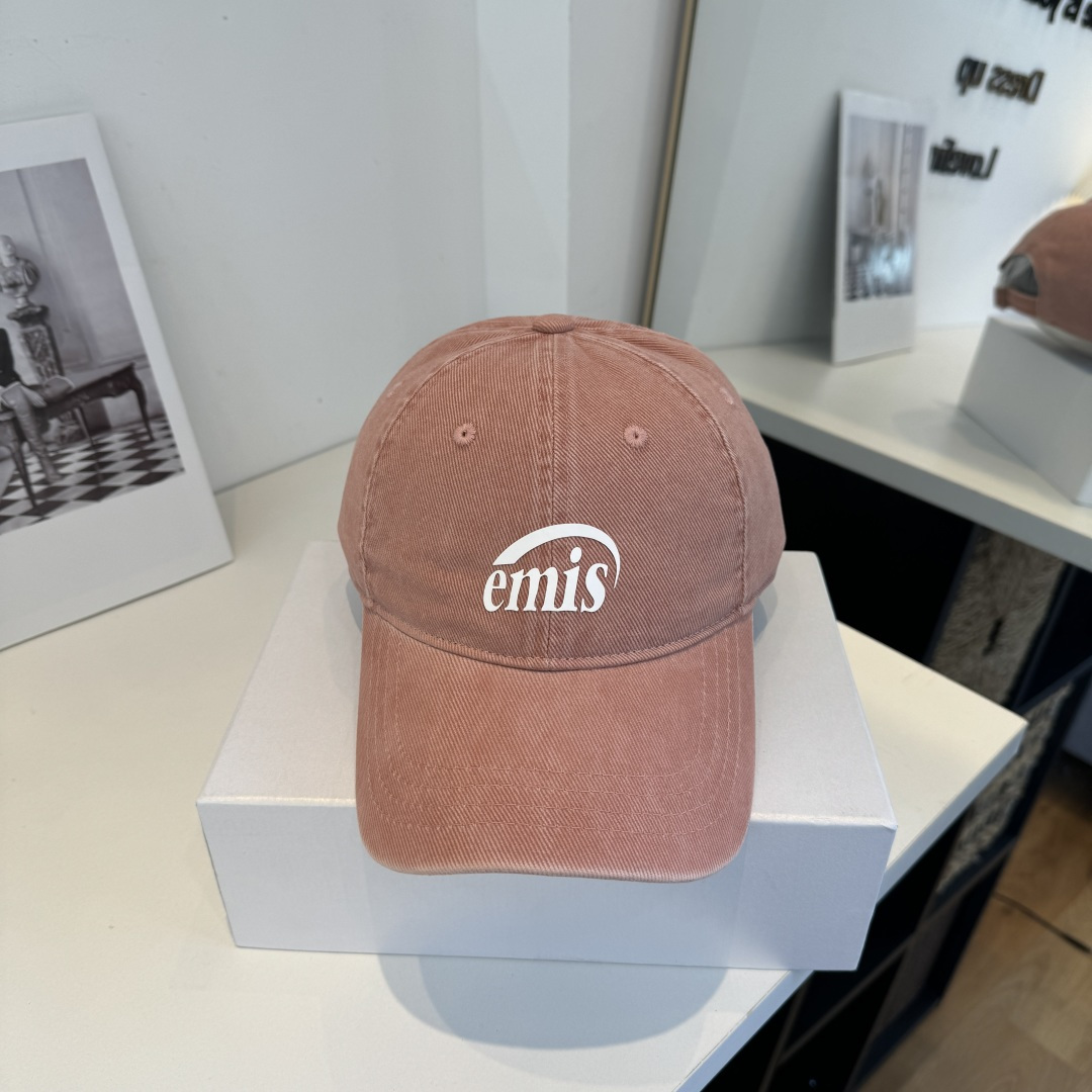 NO:866315,The trendy brand's new Emis baseball caps are really magical. They all look good, and they don't care about the face shape at all. Everyone wants to buy them. They are very white. Hats, straw hats, bucket hats, baseball caps, hats, espadrilles, hats19860909潮牌 新款emis棒球帽 的帽子真的有种魔力 就是每一个都好看,完全不挑脸型的 每个都想买 很显白.帽子草帽渔夫帽棒球帽,帽子,espadrilles,hats,hat