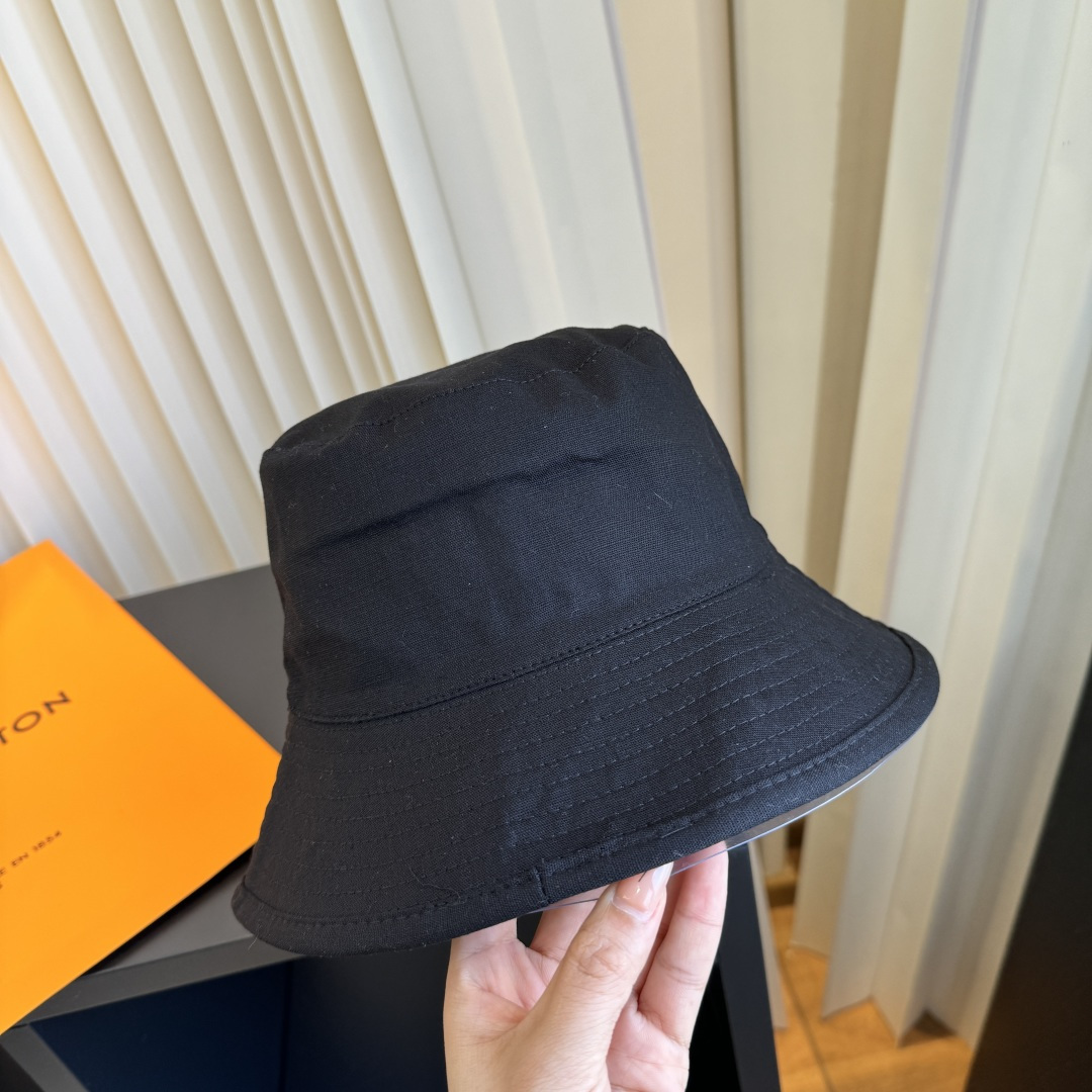新款渔夫帽 LouisVuitton😍新款LV 重工打造♥️高端大气，百搭款🤗男女通用！跑量！