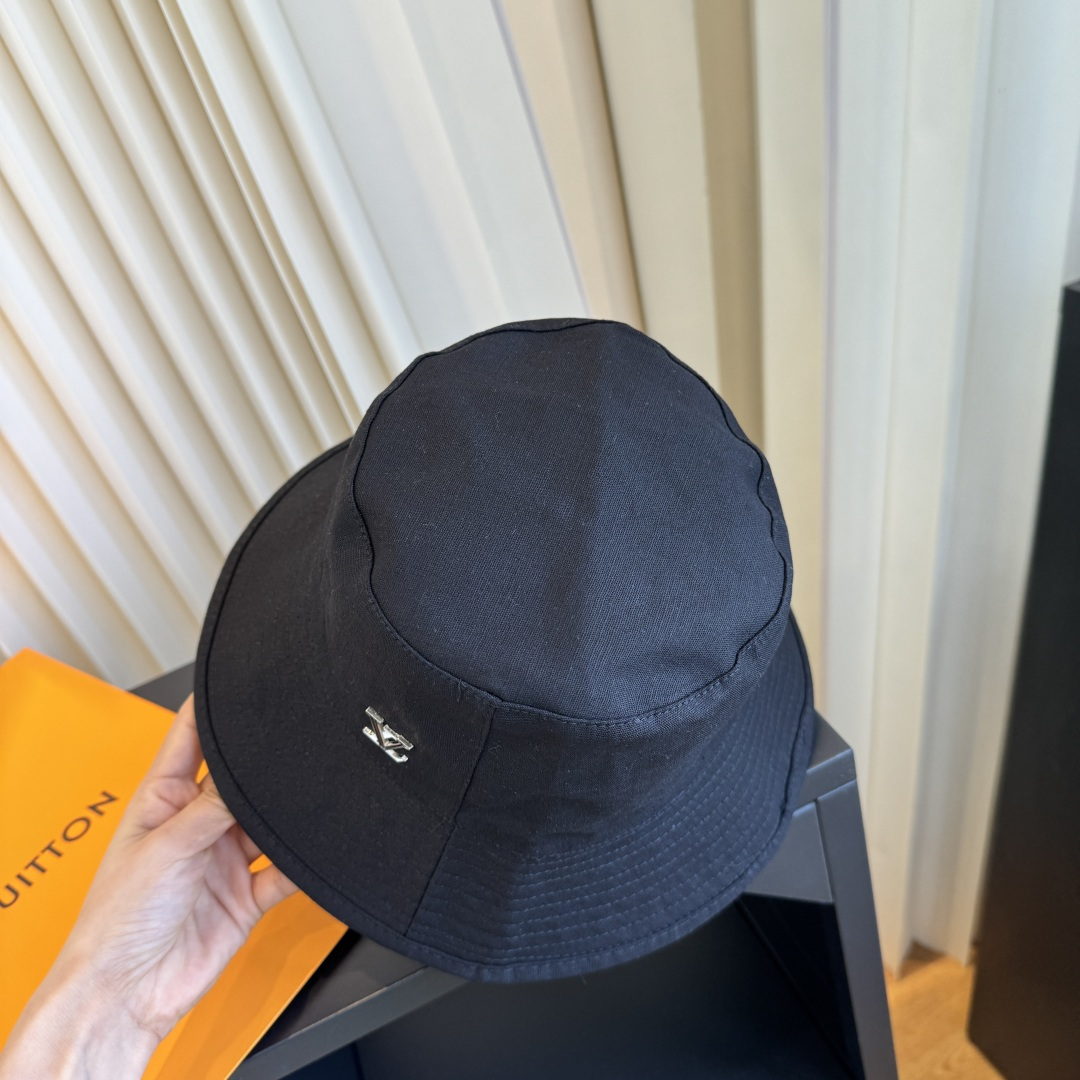 新款渔夫帽 LouisVuitton😍新款LV 重工打造♥️高端大气，百搭款🤗男女通用！跑量！
