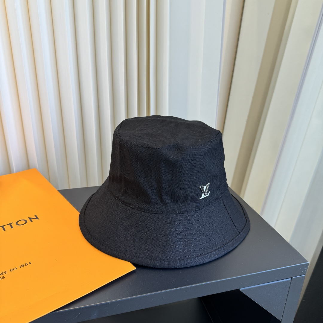 新款渔夫帽 LouisVuitton😍新款LV 重工打造♥️高端大气，百搭款🤗男女通用！跑量！