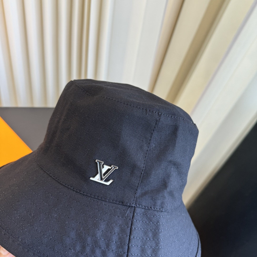 新款渔夫帽 LouisVuitton😍新款LV 重工打造♥️高端大气，百搭款🤗男女通用！跑量！