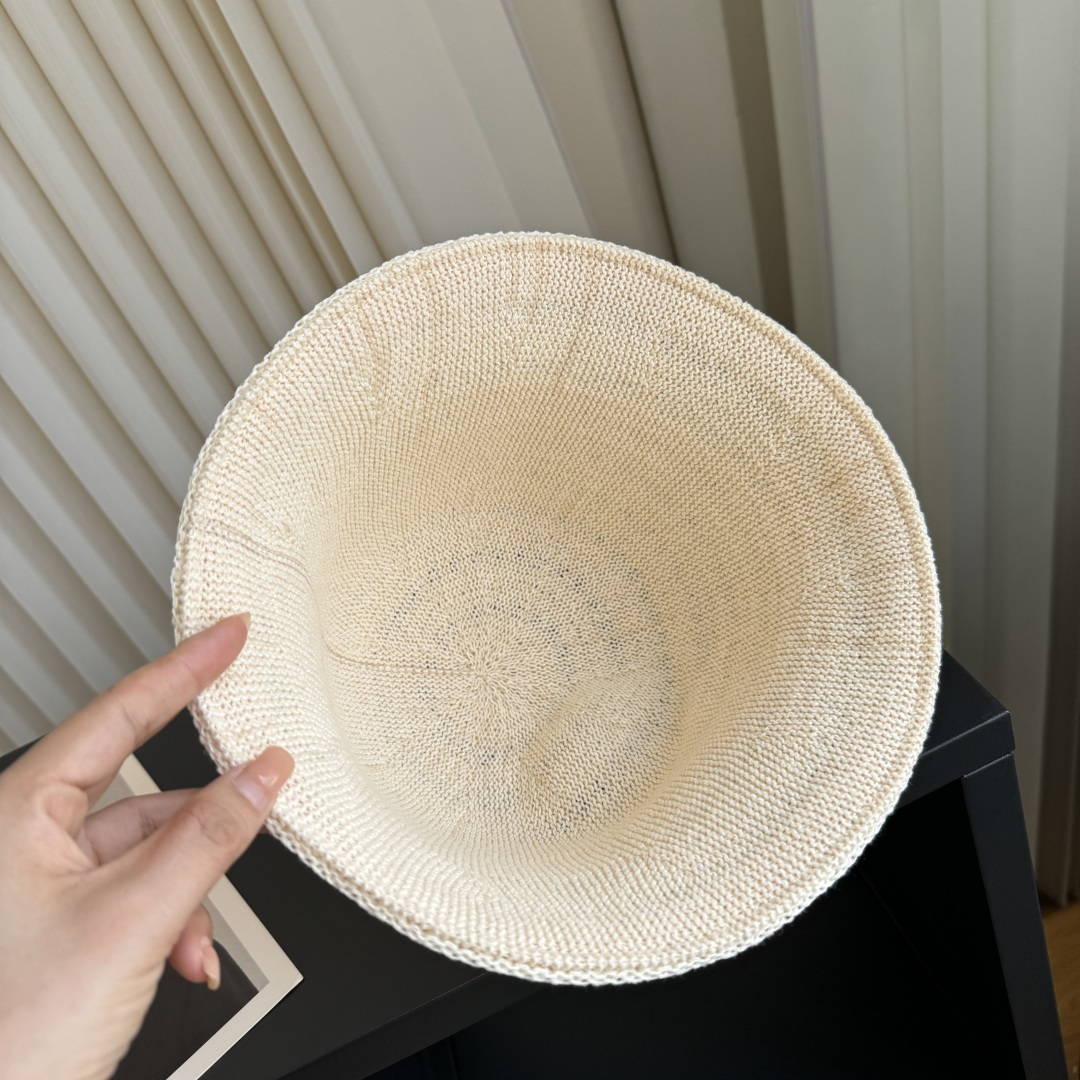 罗意威 LOEWE新款编织渔夫帽，质感超好，外部线条定位标准，做工精细，简约大气低价走量！