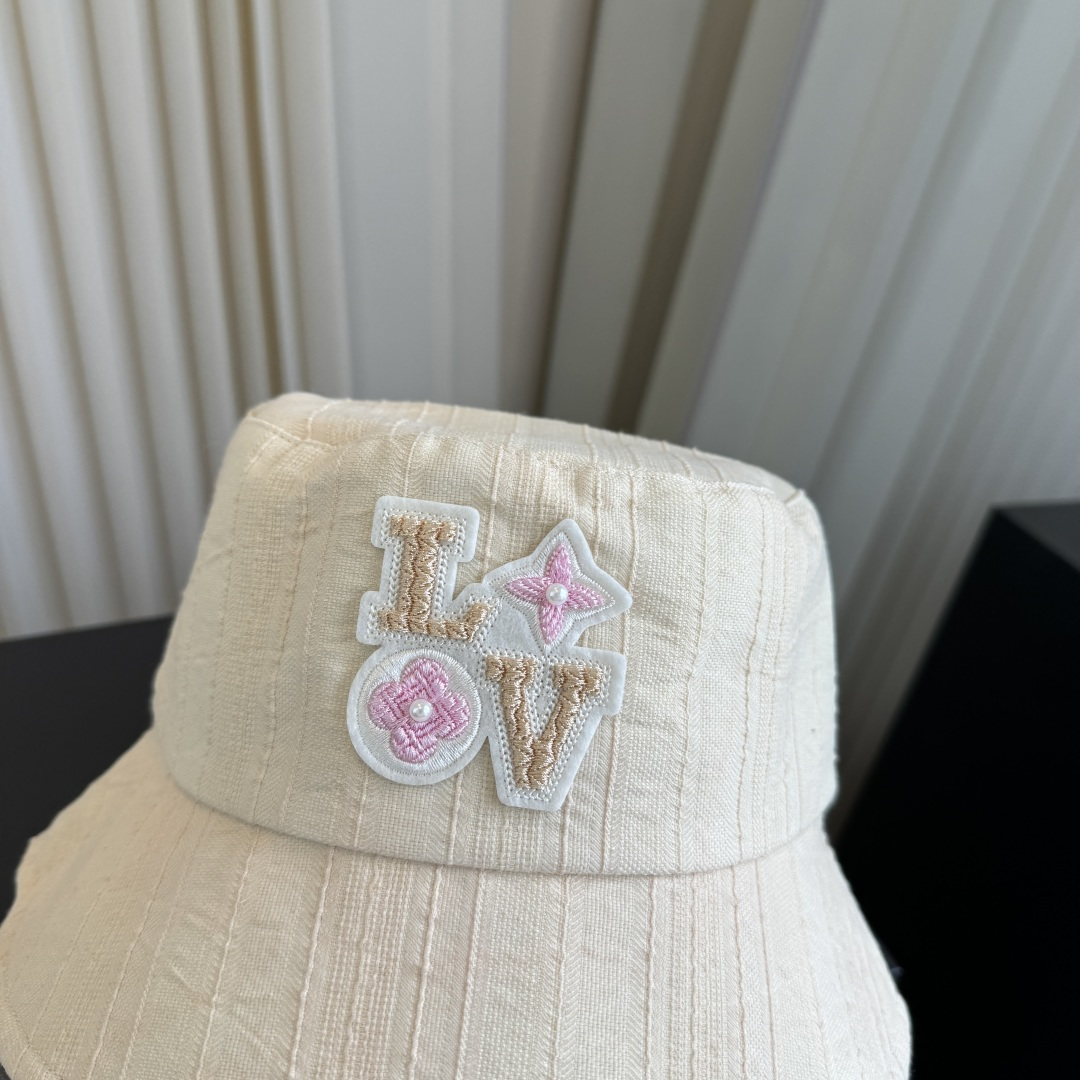 新款渔夫帽 LouisVuitton😍新款LV 重工打造♥️高端大气，百搭款🤗男女通用！跑量！