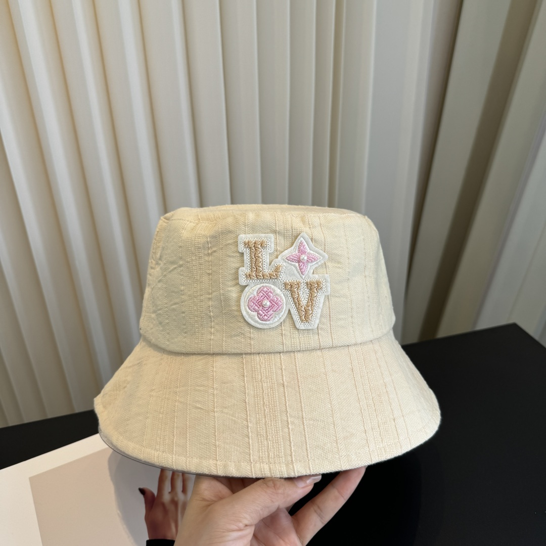新款渔夫帽 LouisVuitton😍新款LV 重工打造♥️高端大气，百搭款🤗男女通用！跑量！