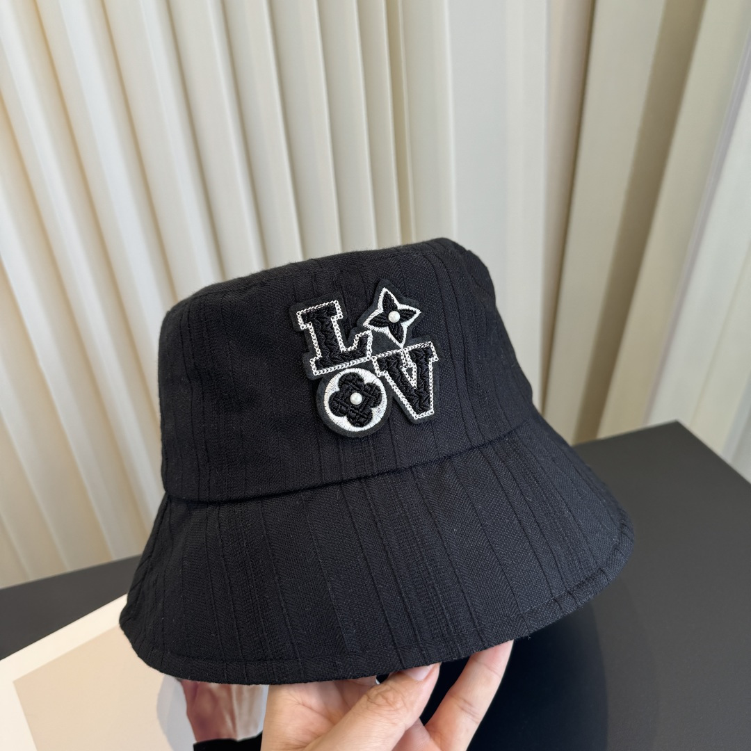 新款渔夫帽 LouisVuitton😍新款LV 重工打造♥️高端大气，百搭款🤗男女通用！跑量！