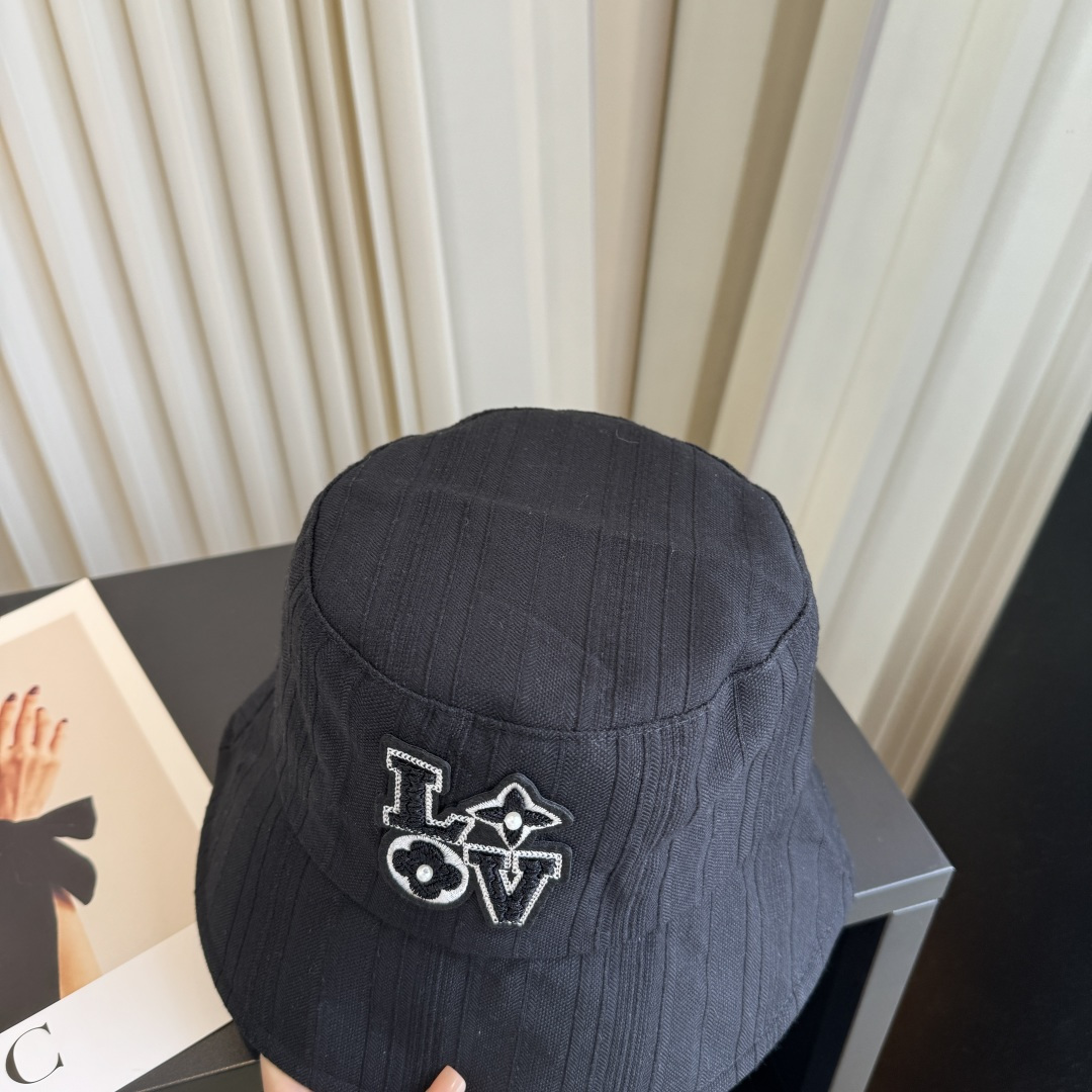 新款渔夫帽 LouisVuitton😍新款LV 重工打造♥️高端大气，百搭款🤗男女通用！跑量！