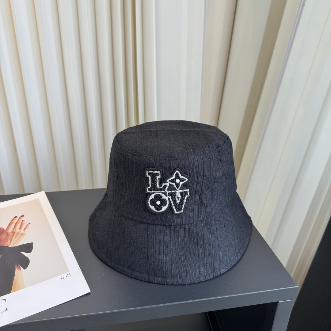 新款渔夫帽 LouisVuitton😍新款LV 重工打造♥️高端大气，百搭款🤗男女通用！跑量！