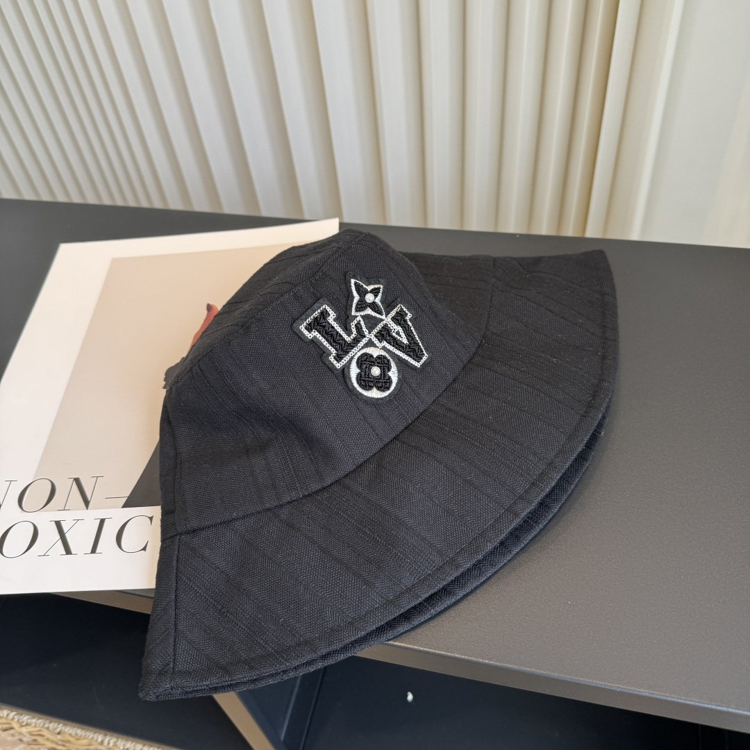 新款渔夫帽 LouisVuitton😍新款LV 重工打造♥️高端大气，百搭款🤗男女通用！跑量！