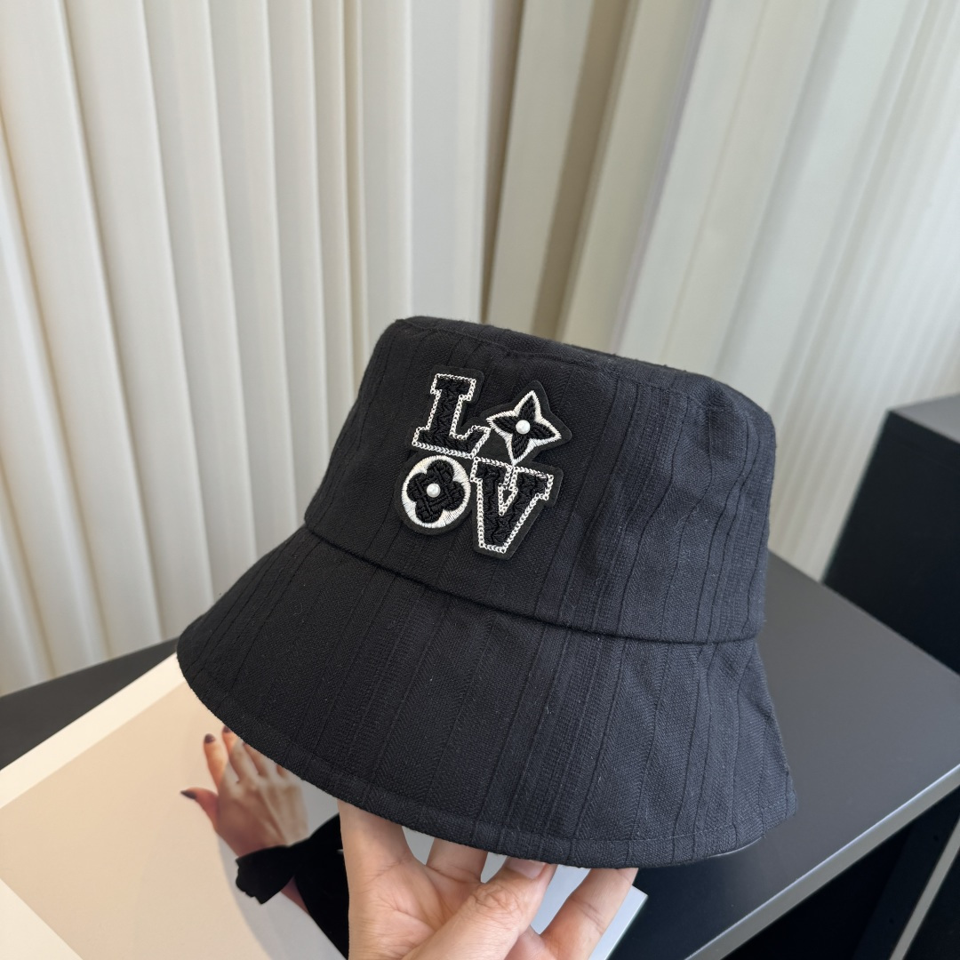 新款渔夫帽 LouisVuitton😍新款LV 重工打造♥️高端大气，百搭款🤗男女通用！跑量！