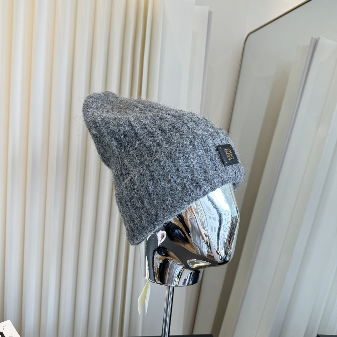NO:948051,The new Loewe wool hat is coming in hot quality, the craftsmanship is very exquisite, and it is high-end and classy!  Low-key luxury, easy to carry!  Running volume!  hat straw hat bucket hat baseball cap, hat, loewe, espadrilles, hats19860909新款罗意威 毛线帽 品质火爆来袭 工艺非常精美 高档大气上档次！低调奢华,方便携带！跑量！帽子草帽渔夫帽棒球帽,帽子,loewe,espadrilles,hats,hat
