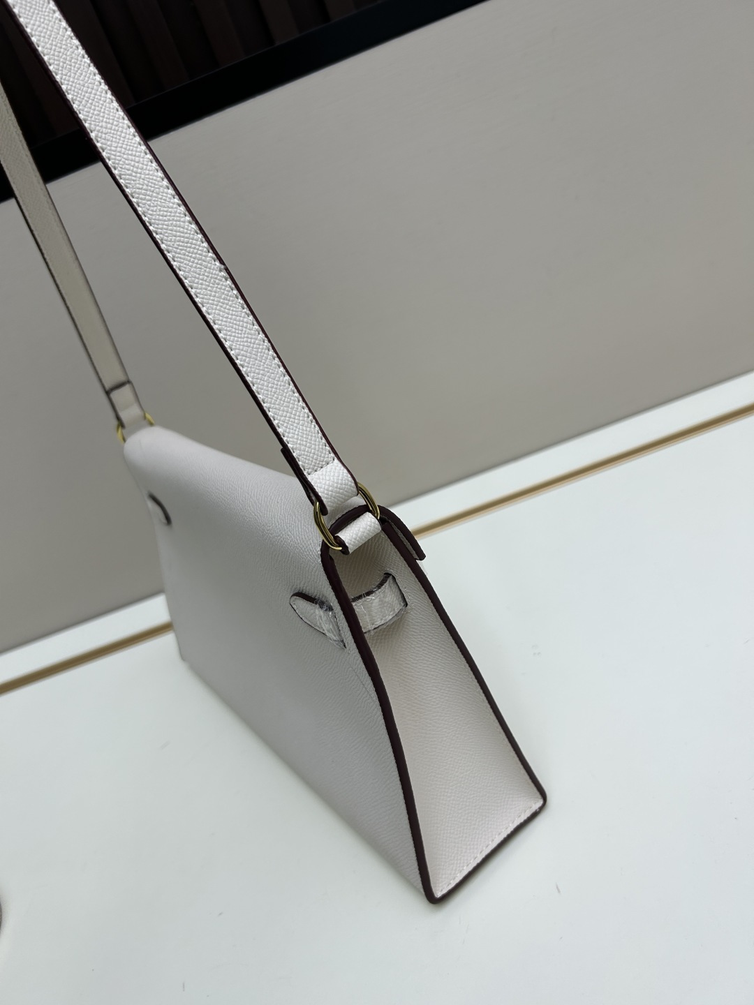 批260💰 手掌纹银扣 CDIWRI&KARI凯莉包✨真皮法棍姐妹们快看这个CDIWRI&KARI的凯莉包！一背上身整个人都优雅起来了💃✨真皮质感绝绝子
elan腋下包的设计真的太懂女生了 既时髦又实用🌟👜版型超级挺括不会软塌塌
真皮材质摸起来超级柔软 而且很有光泽感 完全不像几百块的包包💫👛五金细节也很精致
可以单肩也可以斜挎 两种背法都超级好看 法棍包的造型真的太经典了👗💖
容量设计得很合理 日常出门的手机口红钥匙都能装下 逛街约会都够用📱💄
搭配西装外套显得干练利落 搭配连衣裙又很温柔 真的是百搭神器呀🛍️🌸
尺寸 27cm*7cm*15cm
款号KL27 银扣 8896