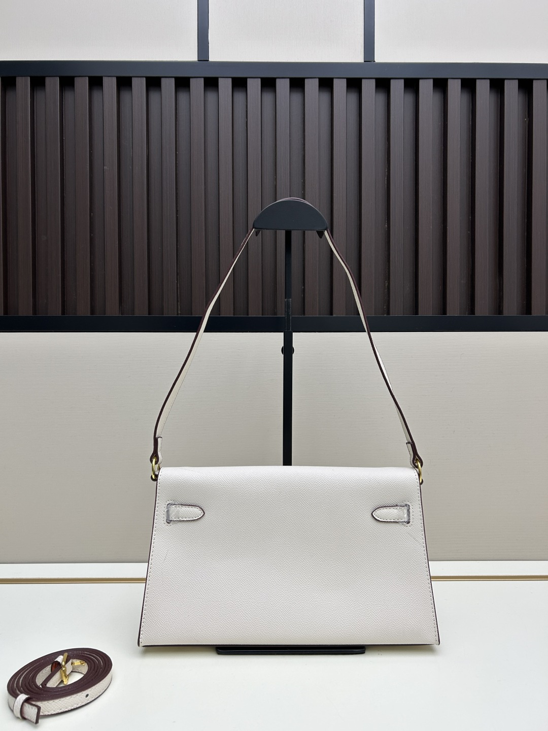 批260💰 手掌纹银扣 CDIWRI&KARI凯莉包✨真皮法棍姐妹们快看这个CDIWRI&KARI的凯莉包！一背上身整个人都优雅起来了💃✨真皮质感绝绝子
elan腋下包的设计真的太懂女生了 既时髦又实用🌟👜版型超级挺括不会软塌塌
真皮材质摸起来超级柔软 而且很有光泽感 完全不像几百块的包包💫👛五金细节也很精致
可以单肩也可以斜挎 两种背法都超级好看 法棍包的造型真的太经典了👗💖
容量设计得很合理 日常出门的手机口红钥匙都能装下 逛街约会都够用📱💄
搭配西装外套显得干练利落 搭配连衣裙又很温柔 真的是百搭神器呀🛍️🌸
尺寸 27cm*7cm*15cm
款号KL27 银扣 8896