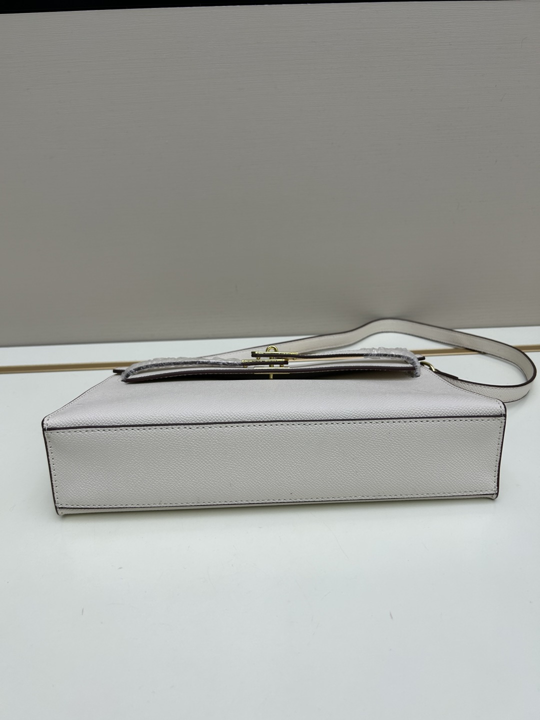 批260💰 手掌纹银扣 CDIWRI&KARI凯莉包✨真皮法棍姐妹们快看这个CDIWRI&KARI的凯莉包！一背上身整个人都优雅起来了💃✨真皮质感绝绝子
elan腋下包的设计真的太懂女生了 既时髦又实用🌟👜版型超级挺括不会软塌塌
真皮材质摸起来超级柔软 而且很有光泽感 完全不像几百块的包包💫👛五金细节也很精致
可以单肩也可以斜挎 两种背法都超级好看 法棍包的造型真的太经典了👗💖
容量设计得很合理 日常出门的手机口红钥匙都能装下 逛街约会都够用📱💄
搭配西装外套显得干练利落 搭配连衣裙又很温柔 真的是百搭神器呀🛍️🌸
尺寸 27cm*7cm*15cm
款号KL27 银扣 8896