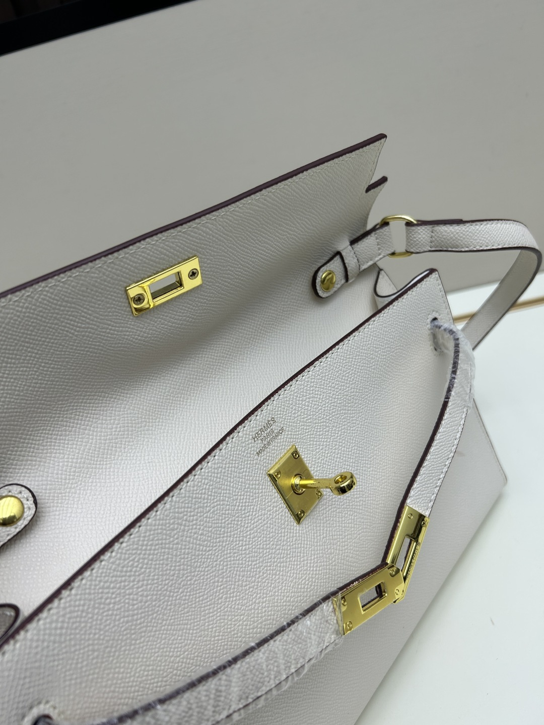 批260💰 手掌纹银扣 CDIWRI&KARI凯莉包✨真皮法棍姐妹们快看这个CDIWRI&KARI的凯莉包！一背上身整个人都优雅起来了💃✨真皮质感绝绝子
elan腋下包的设计真的太懂女生了 既时髦又实用🌟👜版型超级挺括不会软塌塌
真皮材质摸起来超级柔软 而且很有光泽感 完全不像几百块的包包💫👛五金细节也很精致
可以单肩也可以斜挎 两种背法都超级好看 法棍包的造型真的太经典了👗💖
容量设计得很合理 日常出门的手机口红钥匙都能装下 逛街约会都够用📱💄
搭配西装外套显得干练利落 搭配连衣裙又很温柔 真的是百搭神器呀🛍️🌸
尺寸 27cm*7cm*15cm
款号KL27 银扣 8896