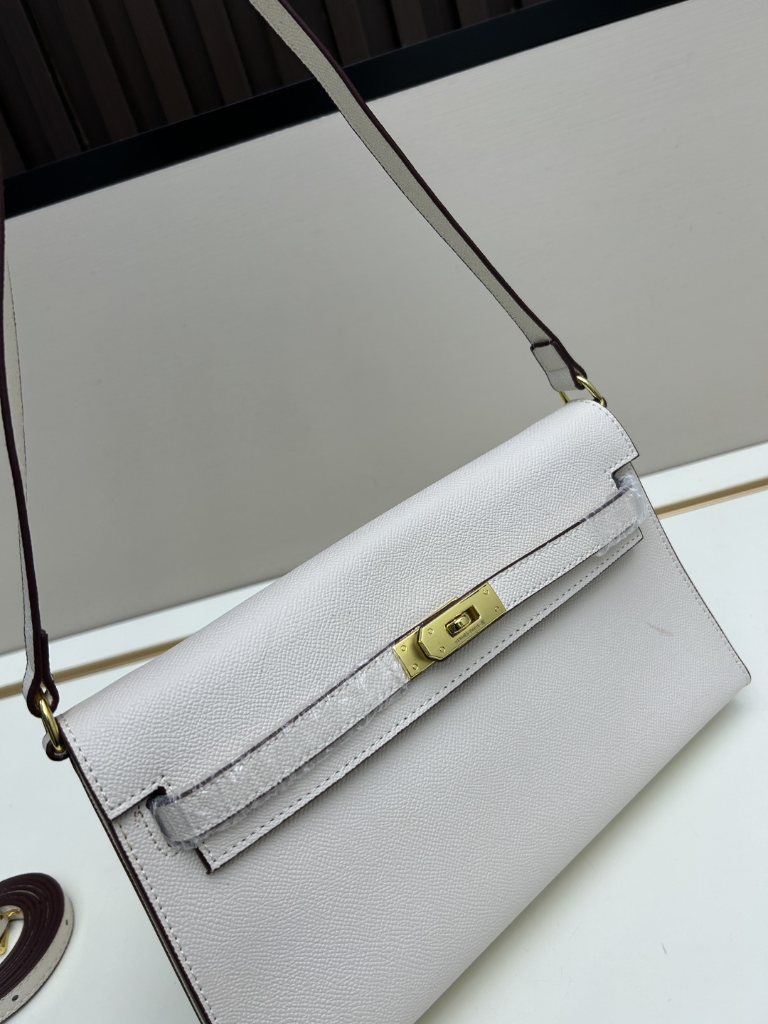 批260💰 手掌纹银扣 CDIWRI&KARI凯莉包✨真皮法棍姐妹们快看这个CDIWRI&KARI的凯莉包！一背上身整个人都优雅起来了💃✨真皮质感绝绝子
elan腋下包的设计真的太懂女生了 既时髦又实用🌟👜版型超级挺括不会软塌塌
真皮材质摸起来超级柔软 而且很有光泽感 完全不像几百块的包包💫👛五金细节也很精致
可以单肩也可以斜挎 两种背法都超级好看 法棍包的造型真的太经典了👗💖
容量设计得很合理 日常出门的手机口红钥匙都能装下 逛街约会都够用📱💄
搭配西装外套显得干练利落 搭配连衣裙又很温柔 真的是百搭神器呀🛍️🌸
尺寸 27cm*7cm*15cm
款号KL27 银扣 8896