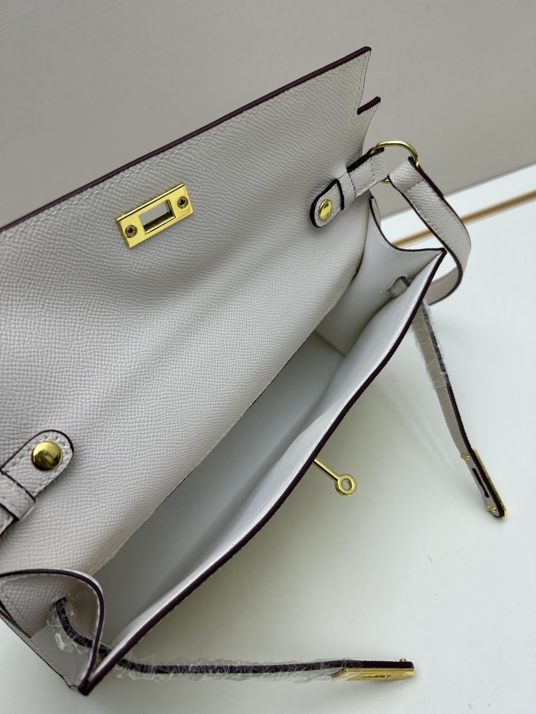 批260💰 手掌纹银扣 CDIWRI&KARI凯莉包✨真皮法棍姐妹们快看这个CDIWRI&KARI的凯莉包！一背上身整个人都优雅起来了💃✨真皮质感绝绝子
elan腋下包的设计真的太懂女生了 既时髦又实用🌟👜版型超级挺括不会软塌塌
真皮材质摸起来超级柔软 而且很有光泽感 完全不像几百块的包包💫👛五金细节也很精致
可以单肩也可以斜挎 两种背法都超级好看 法棍包的造型真的太经典了👗💖
容量设计得很合理 日常出门的手机口红钥匙都能装下 逛街约会都够用📱💄
搭配西装外套显得干练利落 搭配连衣裙又很温柔 真的是百搭神器呀🛍️🌸
尺寸 27cm*7cm*15cm
款号KL27 银扣 8896