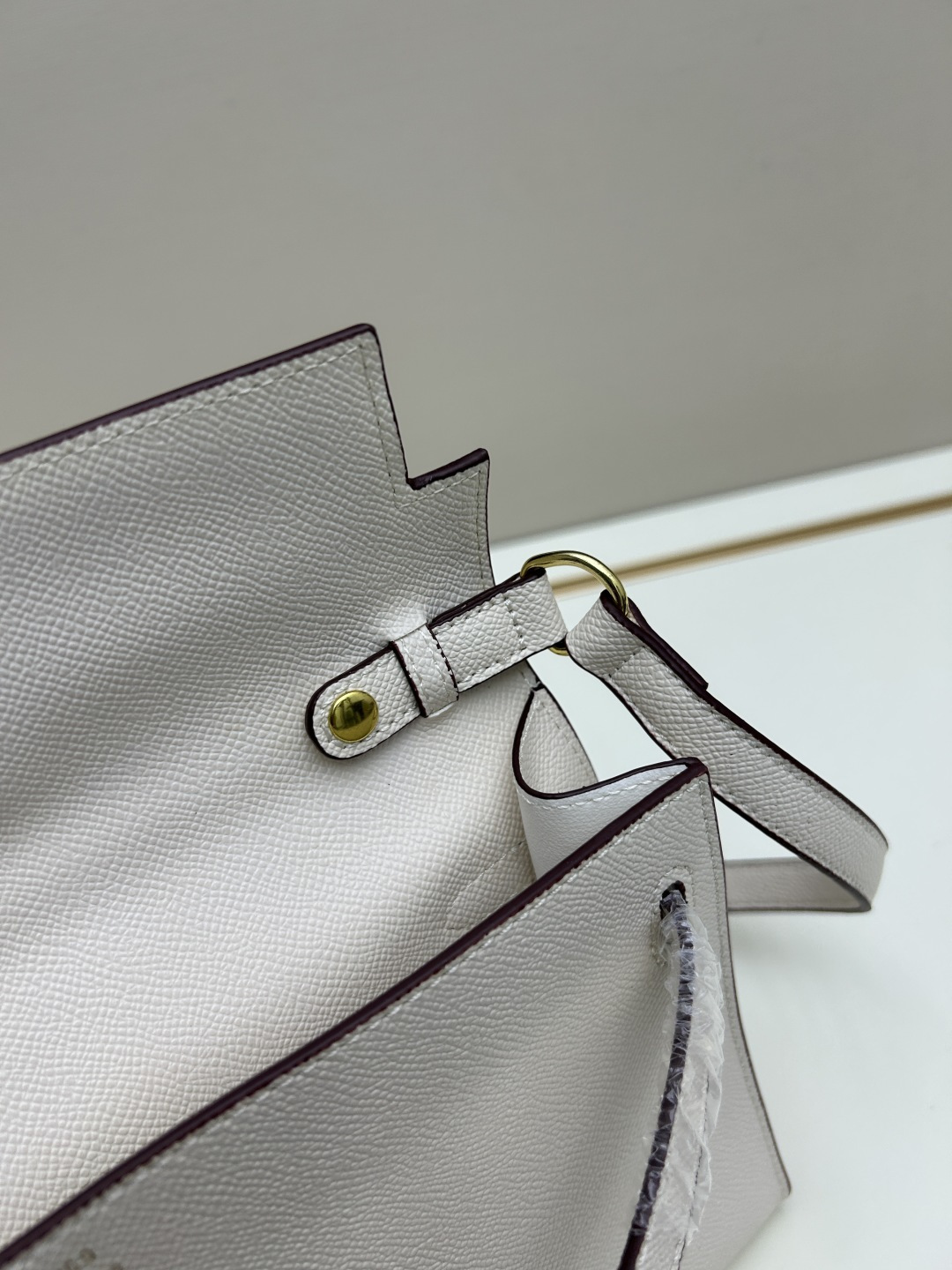 批260💰 手掌纹银扣 CDIWRI&KARI凯莉包✨真皮法棍姐妹们快看这个CDIWRI&KARI的凯莉包！一背上身整个人都优雅起来了💃✨真皮质感绝绝子
elan腋下包的设计真的太懂女生了 既时髦又实用🌟👜版型超级挺括不会软塌塌
真皮材质摸起来超级柔软 而且很有光泽感 完全不像几百块的包包💫👛五金细节也很精致
可以单肩也可以斜挎 两种背法都超级好看 法棍包的造型真的太经典了👗💖
容量设计得很合理 日常出门的手机口红钥匙都能装下 逛街约会都够用📱💄
搭配西装外套显得干练利落 搭配连衣裙又很温柔 真的是百搭神器呀🛍️🌸
尺寸 27cm*7cm*15cm
款号KL27 银扣 8896