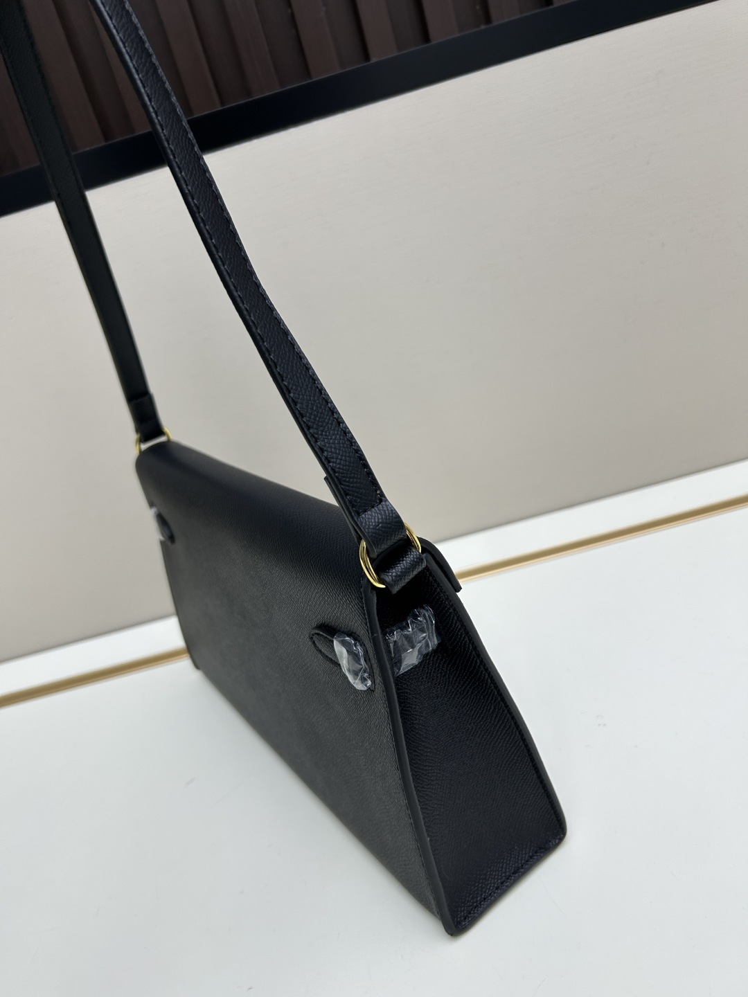 批260💰 手掌纹银扣 CDIWRI&KARI凯莉包✨真皮法棍姐妹们快看这个CDIWRI&KARI的凯莉包！一背上身整个人都优雅起来了💃✨真皮质感绝绝子
elan腋下包的设计真的太懂女生了 既时髦又实用🌟👜版型超级挺括不会软塌塌
真皮材质摸起来超级柔软 而且很有光泽感 完全不像几百块的包包💫👛五金细节也很精致
可以单肩也可以斜挎 两种背法都超级好看 法棍包的造型真的太经典了👗💖
容量设计得很合理 日常出门的手机口红钥匙都能装下 逛街约会都够用📱💄
搭配西装外套显得干练利落 搭配连衣裙又很温柔 真的是百搭神器呀🛍️🌸
尺寸 27cm*7cm*15cm
款号KL27 银扣 8896