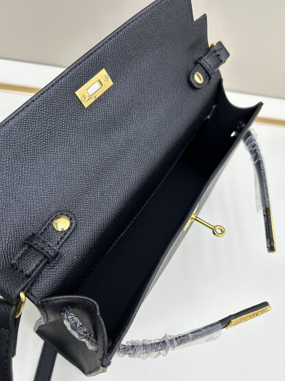 批260💰 手掌纹银扣 CDIWRI&KARI凯莉包✨真皮法棍姐妹们快看这个CDIWRI&KARI的凯莉包！一背上身整个人都优雅起来了💃✨真皮质感绝绝子
elan腋下包的设计真的太懂女生了 既时髦又实用🌟👜版型超级挺括不会软塌塌
真皮材质摸起来超级柔软 而且很有光泽感 完全不像几百块的包包💫👛五金细节也很精致
可以单肩也可以斜挎 两种背法都超级好看 法棍包的造型真的太经典了👗💖
容量设计得很合理 日常出门的手机口红钥匙都能装下 逛街约会都够用📱💄
搭配西装外套显得干练利落 搭配连衣裙又很温柔 真的是百搭神器呀🛍️🌸
尺寸 27cm*7cm*15cm
款号KL27 银扣 8896