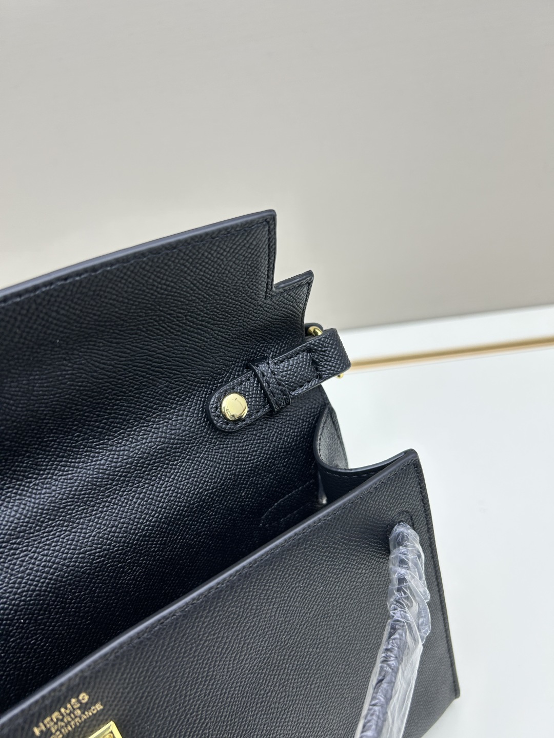 批260💰 手掌纹银扣 CDIWRI&KARI凯莉包✨真皮法棍姐妹们快看这个CDIWRI&KARI的凯莉包！一背上身整个人都优雅起来了💃✨真皮质感绝绝子
elan腋下包的设计真的太懂女生了 既时髦又实用🌟👜版型超级挺括不会软塌塌
真皮材质摸起来超级柔软 而且很有光泽感 完全不像几百块的包包💫👛五金细节也很精致
可以单肩也可以斜挎 两种背法都超级好看 法棍包的造型真的太经典了👗💖
容量设计得很合理 日常出门的手机口红钥匙都能装下 逛街约会都够用📱💄
搭配西装外套显得干练利落 搭配连衣裙又很温柔 真的是百搭神器呀🛍️🌸
尺寸 27cm*7cm*15cm
款号KL27 银扣 8896