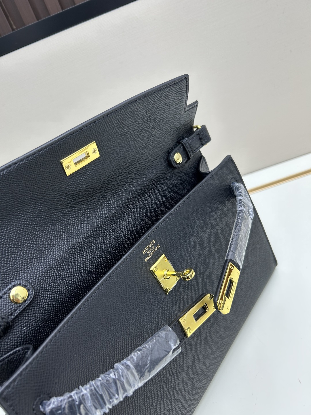 批260💰 手掌纹银扣 CDIWRI&KARI凯莉包✨真皮法棍姐妹们快看这个CDIWRI&KARI的凯莉包！一背上身整个人都优雅起来了💃✨真皮质感绝绝子
elan腋下包的设计真的太懂女生了 既时髦又实用🌟👜版型超级挺括不会软塌塌
真皮材质摸起来超级柔软 而且很有光泽感 完全不像几百块的包包💫👛五金细节也很精致
可以单肩也可以斜挎 两种背法都超级好看 法棍包的造型真的太经典了👗💖
容量设计得很合理 日常出门的手机口红钥匙都能装下 逛街约会都够用📱💄
搭配西装外套显得干练利落 搭配连衣裙又很温柔 真的是百搭神器呀🛍️🌸
尺寸 27cm*7cm*15cm
款号KL27 银扣 8896