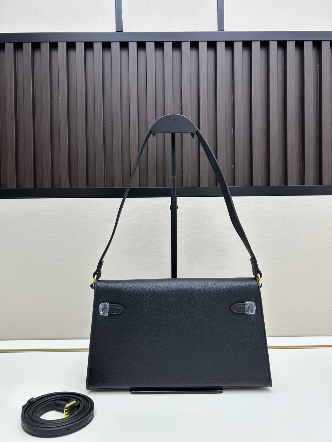 批260💰 手掌纹银扣 CDIWRI&KARI凯莉包✨真皮法棍姐妹们快看这个CDIWRI&KARI的凯莉包！一背上身整个人都优雅起来了💃✨真皮质感绝绝子
elan腋下包的设计真的太懂女生了 既时髦又实用🌟👜版型超级挺括不会软塌塌
真皮材质摸起来超级柔软 而且很有光泽感 完全不像几百块的包包💫👛五金细节也很精致
可以单肩也可以斜挎 两种背法都超级好看 法棍包的造型真的太经典了👗💖
容量设计得很合理 日常出门的手机口红钥匙都能装下 逛街约会都够用📱💄
搭配西装外套显得干练利落 搭配连衣裙又很温柔 真的是百搭神器呀🛍️🌸
尺寸 27cm*7cm*15cm
款号KL27 银扣 8896