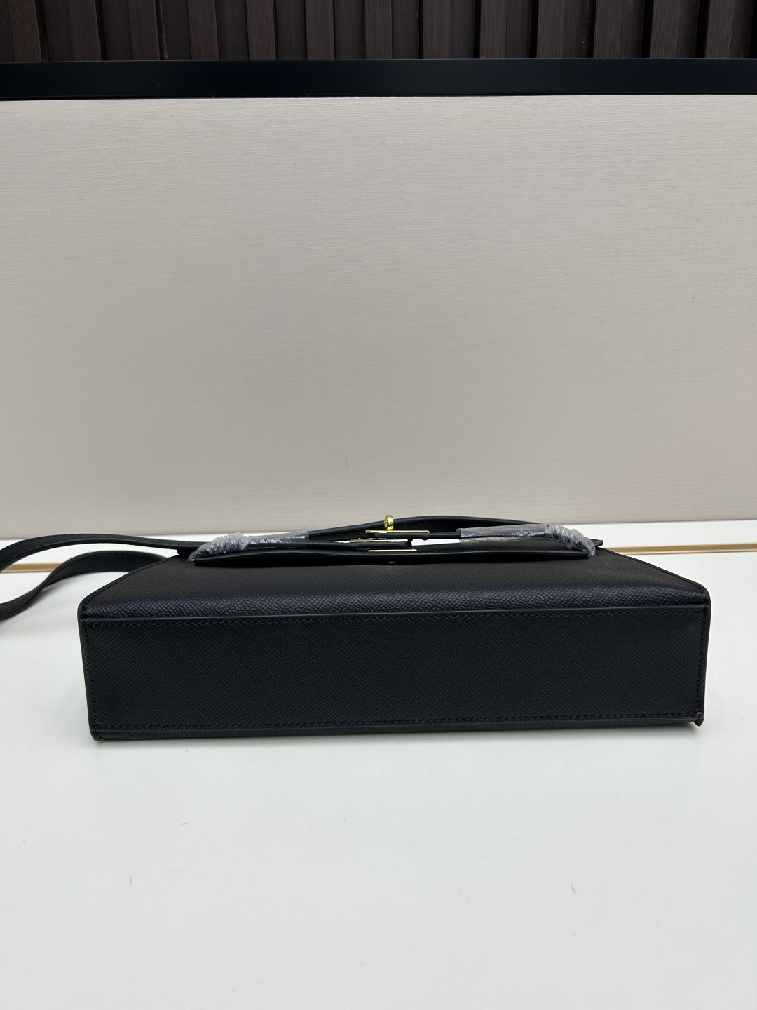 批260💰 手掌纹银扣 CDIWRI&KARI凯莉包✨真皮法棍姐妹们快看这个CDIWRI&KARI的凯莉包！一背上身整个人都优雅起来了💃✨真皮质感绝绝子
elan腋下包的设计真的太懂女生了 既时髦又实用🌟👜版型超级挺括不会软塌塌
真皮材质摸起来超级柔软 而且很有光泽感 完全不像几百块的包包💫👛五金细节也很精致
可以单肩也可以斜挎 两种背法都超级好看 法棍包的造型真的太经典了👗💖
容量设计得很合理 日常出门的手机口红钥匙都能装下 逛街约会都够用📱💄
搭配西装外套显得干练利落 搭配连衣裙又很温柔 真的是百搭神器呀🛍️🌸
尺寸 27cm*7cm*15cm
款号KL27 银扣 8896