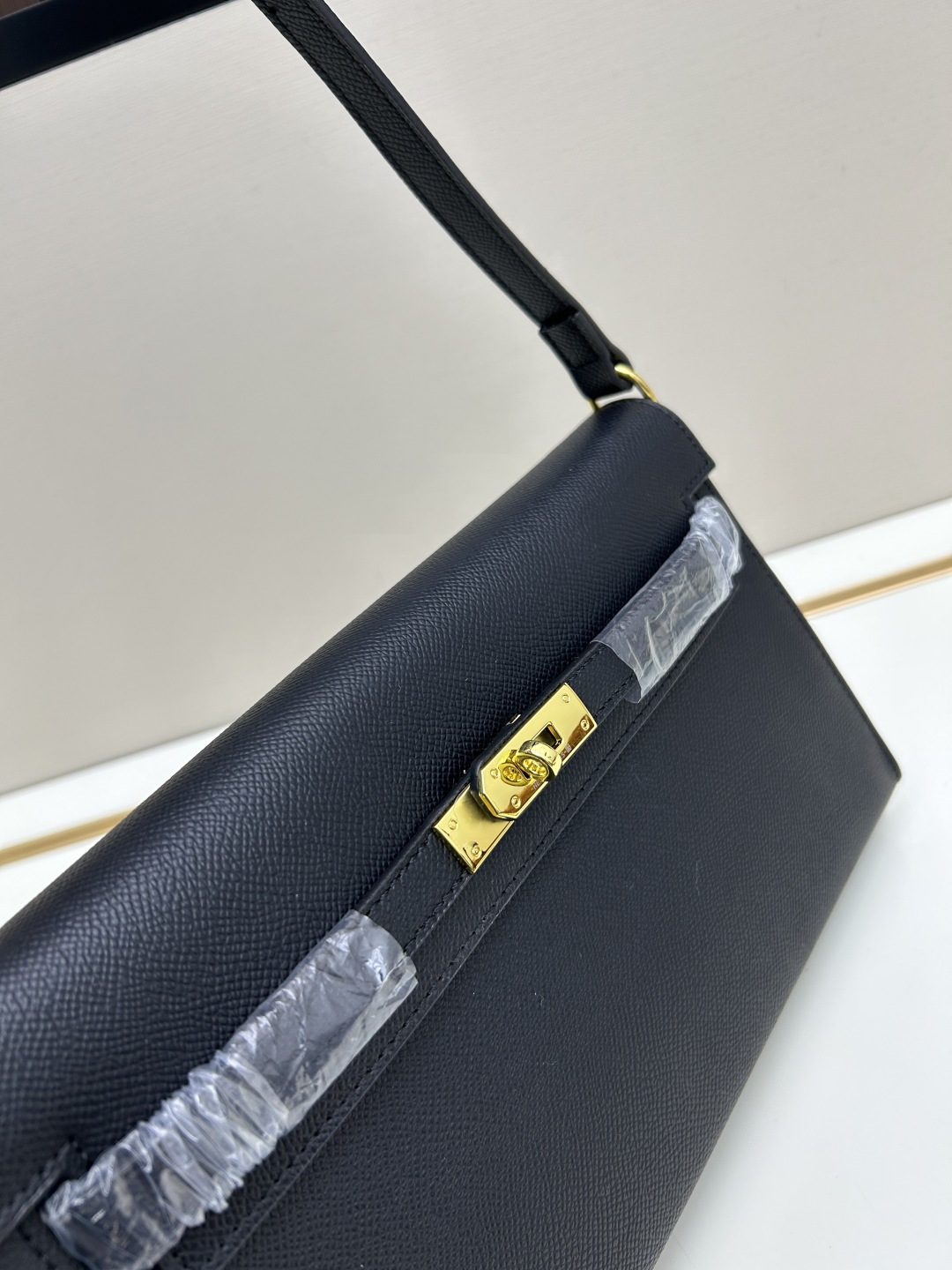 批260💰 手掌纹银扣 CDIWRI&KARI凯莉包✨真皮法棍姐妹们快看这个CDIWRI&KARI的凯莉包！一背上身整个人都优雅起来了💃✨真皮质感绝绝子
elan腋下包的设计真的太懂女生了 既时髦又实用🌟👜版型超级挺括不会软塌塌
真皮材质摸起来超级柔软 而且很有光泽感 完全不像几百块的包包💫👛五金细节也很精致
可以单肩也可以斜挎 两种背法都超级好看 法棍包的造型真的太经典了👗💖
容量设计得很合理 日常出门的手机口红钥匙都能装下 逛街约会都够用📱💄
搭配西装外套显得干练利落 搭配连衣裙又很温柔 真的是百搭神器呀🛍️🌸
尺寸 27cm*7cm*15cm
款号KL27 银扣 8896