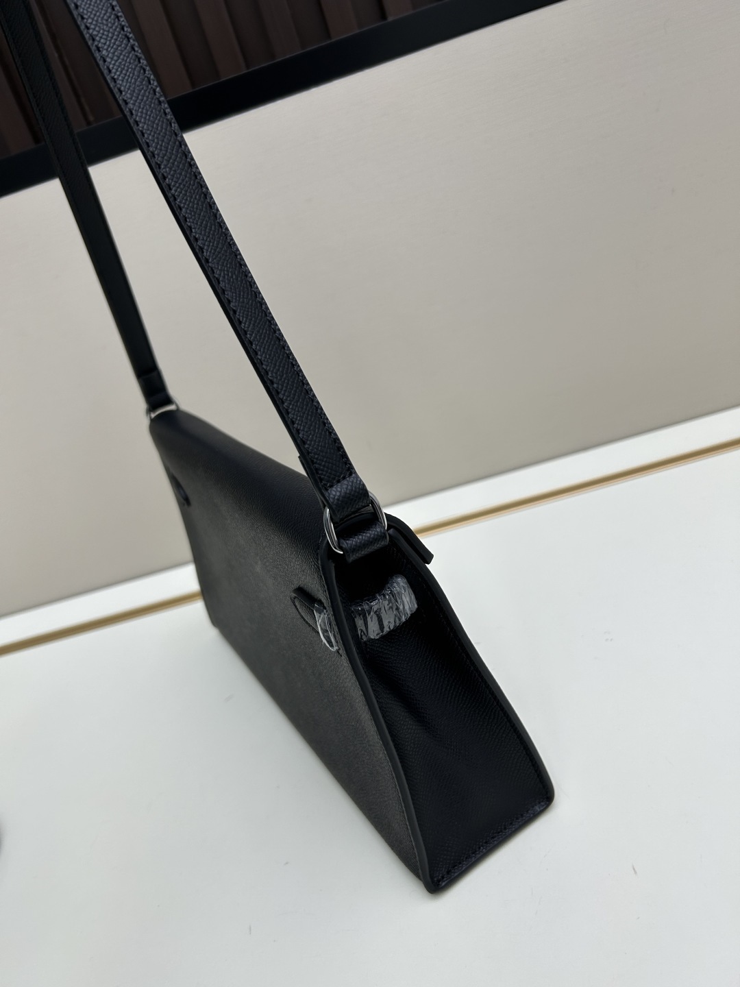 批260💰 手掌纹银扣 CDIWRI&KARI凯莉包✨真皮法棍姐妹们快看这个CDIWRI&KARI的凯莉包！一背上身整个人都优雅起来了💃✨真皮质感绝绝子
elan腋下包的设计真的太懂女生了 既时髦又实用🌟👜版型超级挺括不会软塌塌
真皮材质摸起来超级柔软 而且很有光泽感 完全不像几百块的包包💫👛五金细节也很精致
可以单肩也可以斜挎 两种背法都超级好看 法棍包的造型真的太经典了👗💖
容量设计得很合理 日常出门的手机口红钥匙都能装下 逛街约会都够用📱💄
搭配西装外套显得干练利落 搭配连衣裙又很温柔 真的是百搭神器呀🛍️🌸
尺寸 27cm*7cm*15cm
款号KL27 银扣 8896