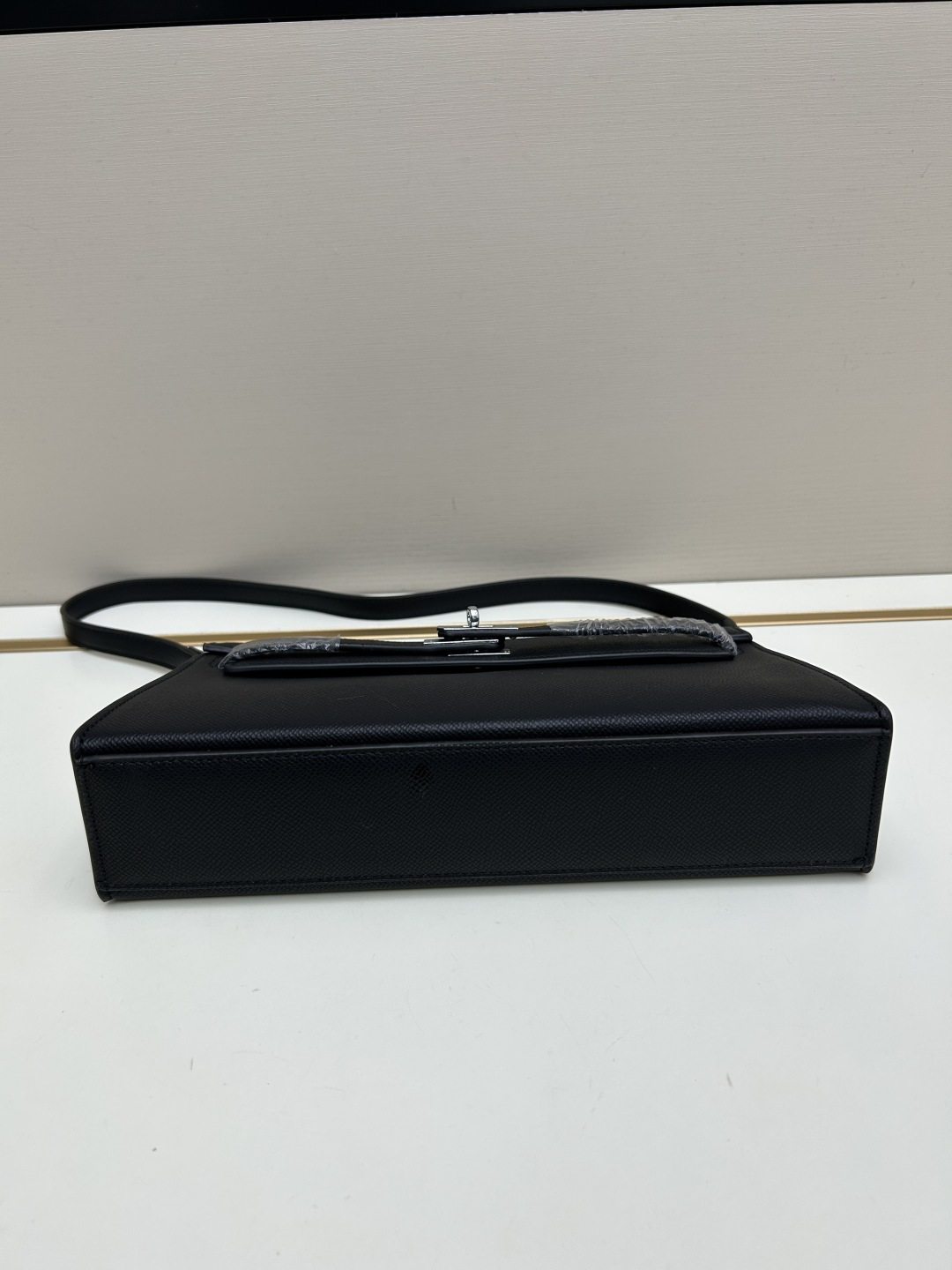 批260💰 手掌纹银扣 CDIWRI&KARI凯莉包✨真皮法棍姐妹们快看这个CDIWRI&KARI的凯莉包！一背上身整个人都优雅起来了💃✨真皮质感绝绝子
elan腋下包的设计真的太懂女生了 既时髦又实用🌟👜版型超级挺括不会软塌塌
真皮材质摸起来超级柔软 而且很有光泽感 完全不像几百块的包包💫👛五金细节也很精致
可以单肩也可以斜挎 两种背法都超级好看 法棍包的造型真的太经典了👗💖
容量设计得很合理 日常出门的手机口红钥匙都能装下 逛街约会都够用📱💄
搭配西装外套显得干练利落 搭配连衣裙又很温柔 真的是百搭神器呀🛍️🌸
尺寸 27cm*7cm*15cm
款号KL27 银扣 8896