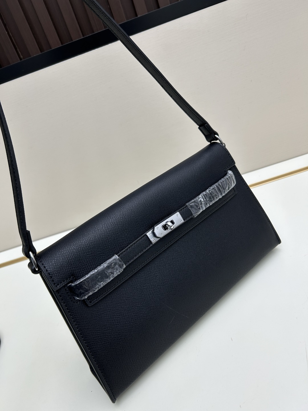 批260💰 手掌纹银扣 CDIWRI&KARI凯莉包✨真皮法棍姐妹们快看这个CDIWRI&KARI的凯莉包！一背上身整个人都优雅起来了💃✨真皮质感绝绝子
elan腋下包的设计真的太懂女生了 既时髦又实用🌟👜版型超级挺括不会软塌塌
真皮材质摸起来超级柔软 而且很有光泽感 完全不像几百块的包包💫👛五金细节也很精致
可以单肩也可以斜挎 两种背法都超级好看 法棍包的造型真的太经典了👗💖
容量设计得很合理 日常出门的手机口红钥匙都能装下 逛街约会都够用📱💄
搭配西装外套显得干练利落 搭配连衣裙又很温柔 真的是百搭神器呀🛍️🌸
尺寸 27cm*7cm*15cm
款号KL27 银扣 8896